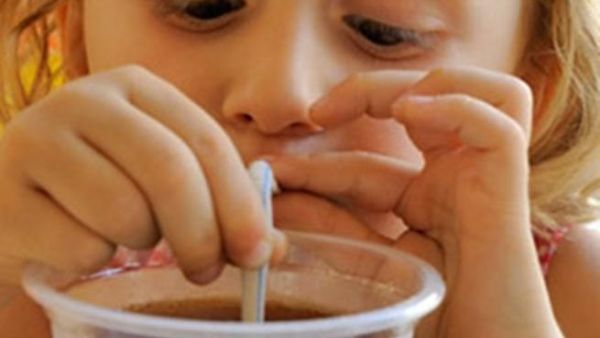 لا تسمح للاطفال الاصغر من 5 سنوات بتناول المشروبات الغنية بالكافيين