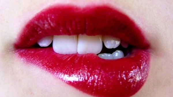 كم مرة يمكنك استعمال أحمر الشفاه؟
