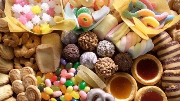 سهولة الحصول على السكاكر والكعك والموالح تسبب الادمان عليها 