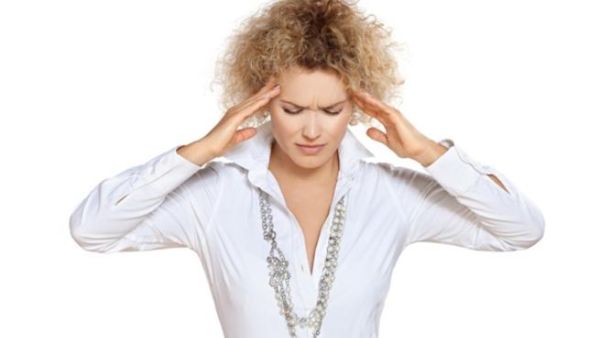 سبب صداعك قد يكون اسلوب حياتك غير الصحي ايضا مثل السهر وقلة النوم 