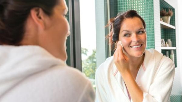 استعمال مواد تنظيف آمنة ولطيفة على البشرة يمكن ان يقلل من ظهور التجاعيد والهالات السوداء