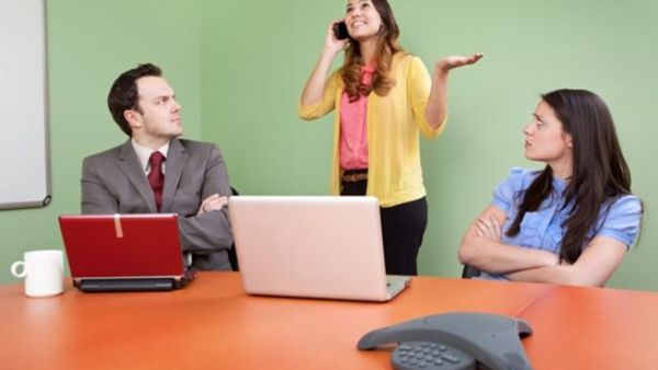 استعمال الهاتف اثناء الاجتماعات يزيد من التوتر والشحنات السلبية بين الموظفين