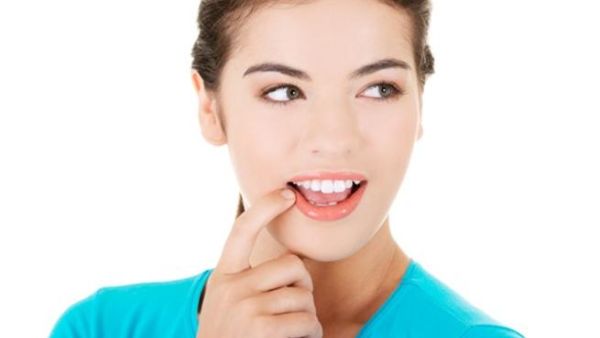 هناك أسباب عديدة يمكن أن تؤدي إلى ظهور بثور الحمى أو هربس الشفة