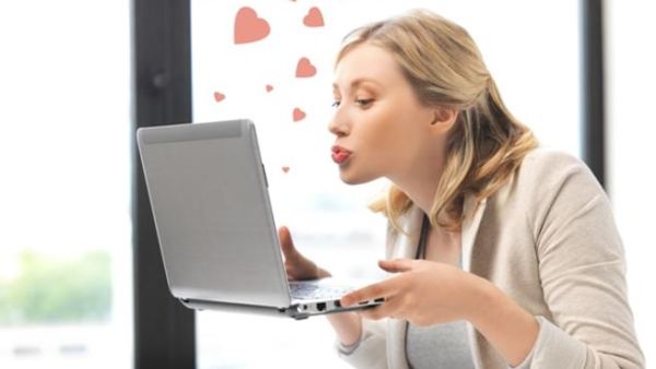 لا تبالغي في التواصل مع الاصدقاء الافتراضيين على الانترنت