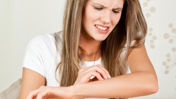 تظهر أعراضه على شكل بقع سميكة حمراء ذات قشور فضية واضحة الحواف