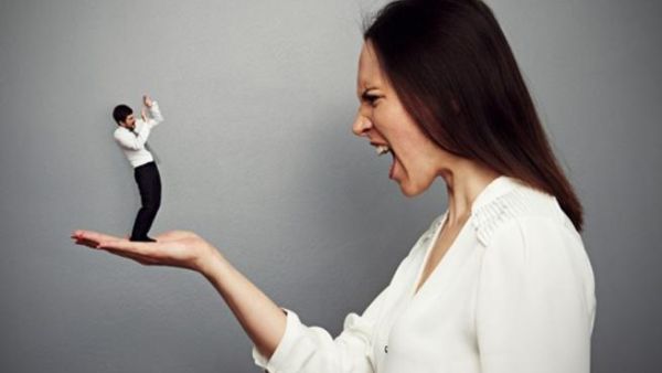 المتسلطة غالبا ما تلعب دور الطيبة حتى تسيطر عليك تماما 