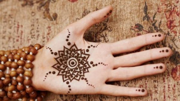 الحناء تترك الشعر صحي، ونظيف، ولامع وسهل التسريح.