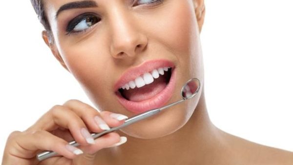 الأسنان الصفراء والمتسخة تزيد العمر وتجعلك تبدين أقل صحة