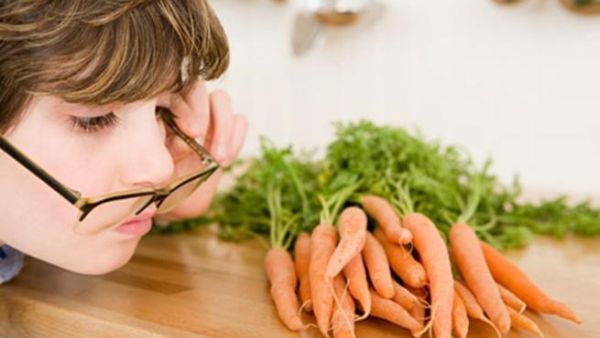 الجزر وحده لا يكفي يجب تناول السبانخ والبرتقال والموز لحماية العيون من الامراض