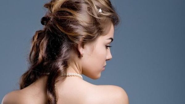 للحصول على شعر صحّي، اشربي الكثير من الماء وتناول الكثير من الثمار والخضار