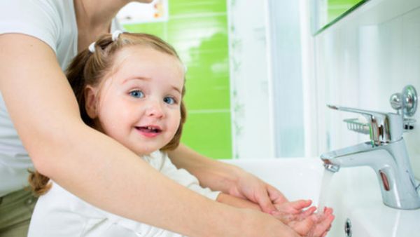 يعتبر غسل اليدين أفضل وسيلة للوقاية من الأمراض التي تصيب الأطفال في المدارس. 
