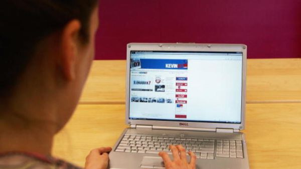 استنتج الباحثون الأمريكيون أن الزواج من أشخاص عرفناهم عبر الإنترنت يؤثر إيجابا، ويؤدي غالبا إلى حياة زوجية سعيدة.