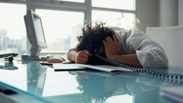 عندما تبدأ الضغوط تأثيرها وسلبياتها على الصحة يشعر الفرد بذلك و يتصرف سلوك غير منتظم.