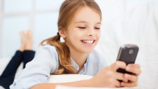 إذا كنت تفكر في إعطاء ابنك /ابنتك هاتفا ذكيا، فينبغي أن تتأكد من وضع قواعد الاستخدام العامة