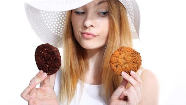تجنب الكاربوهيدات المكررة وتناولها من مصادر صحية مثل الفواكه، والخضار، والحبوب الكاملة.