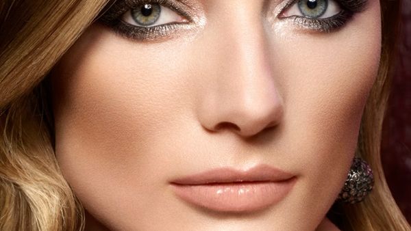 تعتبر الالوان الغنية، والدافئة مثالية لتهدئة العيون الزرقاء