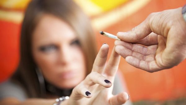 الفتيات يتأثرن أكثر إذا كانت الأم مدخنة
