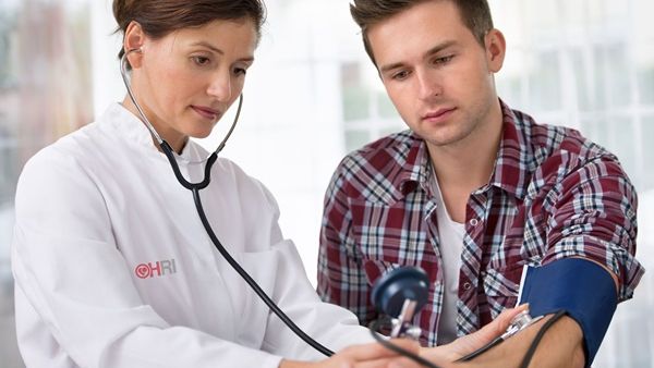 10 طرق طبيعية للحفاظ على مستويات صحية لضغط الدم