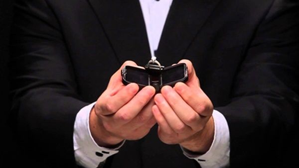 يعتقد بعض الشباب أنهم بحاجة الى معرفة مقاس خاتم الفتاة حتى يتمكنوا من شراء خاتم مناسب لها