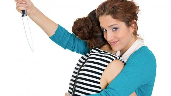 بعض الصديقات لن يتأخرن عن طعنك في الظهر