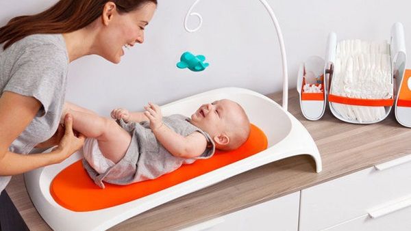 تسلية الطفل يمكن أن تضمن عدم تقلبه اثناء تغيير الحفاضة