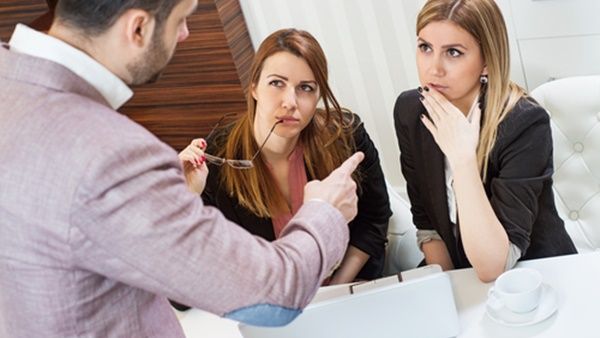 في بيئة عمل مهنية، ليس هناك ما يدفعك للصمت
