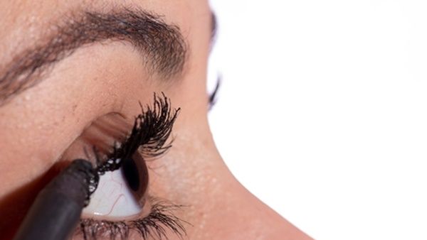 أظهرت أبحاث سابقة أيضا أن مستحضرات التجميل القديمة يمكن ان تحتوي على البكتيريا الضارة