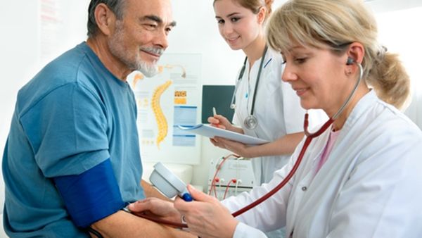 الشروع في علاقة عاطفية بعد الإصابة بأزمة قلبية يمكن أن يكون فعلاً خطيراً جداً
