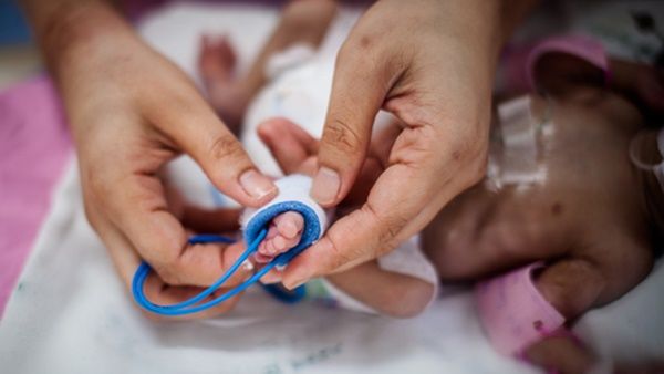الولادة المبكرة وانخفاض وزن الجنين من التأثيرات السلبية للحمل المتأخر