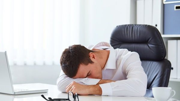 العادات السيئة يمكن ان تسبب إجهاد عضلات الرقبة