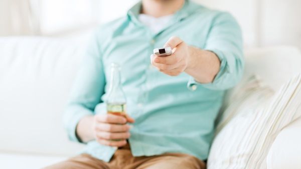 في كثير من الأحيان، يحاول الرجال إخفاء الاكتئاب عن طريق اللجوء إلى شكل من أشكال تعاطي المخدرات والكحول