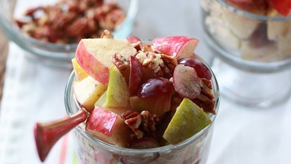 سلطة فاكهة الخريف مع القرفة واللبن الزبادي