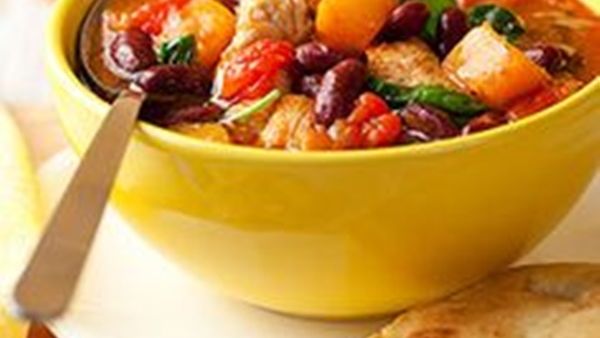 شوربة خريفية دافئة ومنعشة وغنية بالمكونات الطازجة والغنية بالنكهات