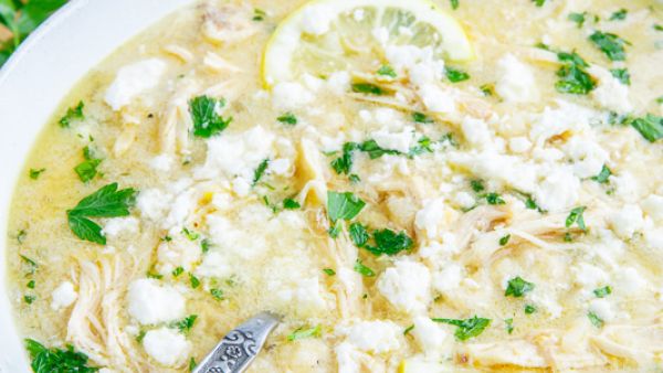شوربة الدجاج اليونانية