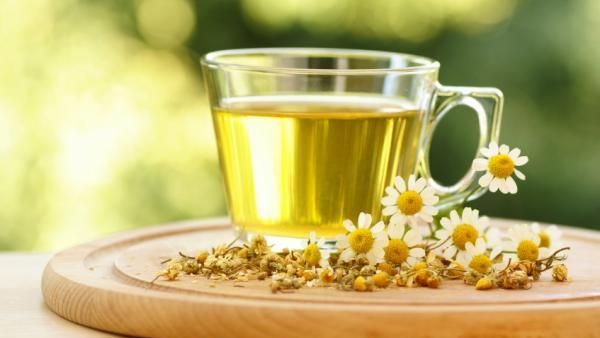  إذا اسُتهلك على أساس منتظم، فأن شاي البابونج يغذي ويرطب بشرتك من العمق.
