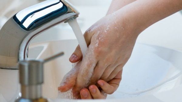 الماء البارد مفيد في خفض حرارة الجلد 