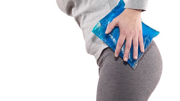 عمل كمادات ماء باردة على منطقة الألم
