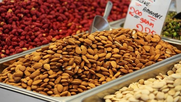 إختر اللوز الكامل الجاف