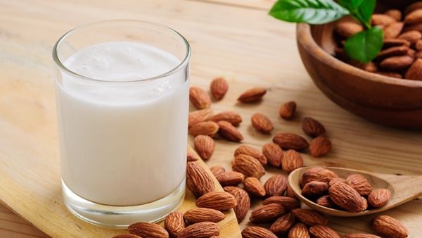حليب اللوز مفيد ولكنه لا يناسب الجميع