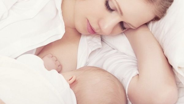 الأمهات بحاجة إلى معلومات أوضح حول كيفية جعل تقاسم السرير مع الطفل أثناء الرضاعة الطبيعية آمناً