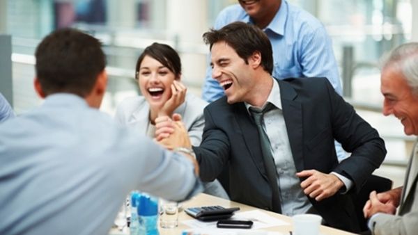 الضحك يحدث حالة إيجابية من الرفاه