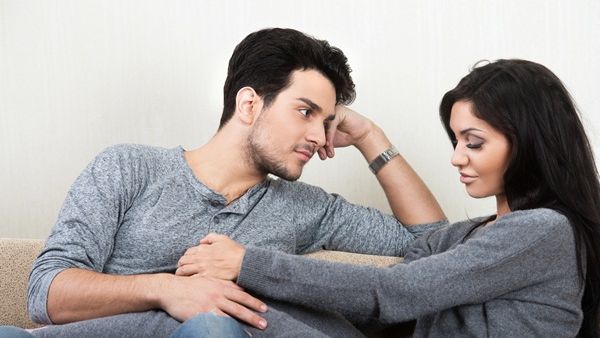تبادل اطراف الحديث قبل النوم مفيد للزوجين