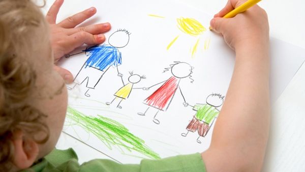 رسومات الاطفال ترجمة لما يرونه ويشعرون به فحاول قراءتها بتمعن 