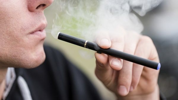 هل هناك مخاطر للتدخين الالكتروني؟