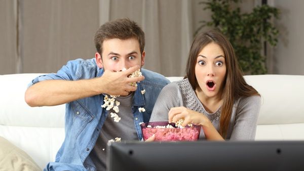 تناول الطعام امام التلفاز يسبب التخمة