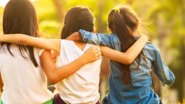دعم الأصدقاء يحمي المراهق من الجنوح إلى المخاطر