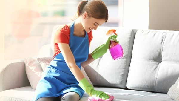 يحتاج الأثاث إلى التنظيف بحذر  فماذا تعرفين عن اساليب تنظيفه؟