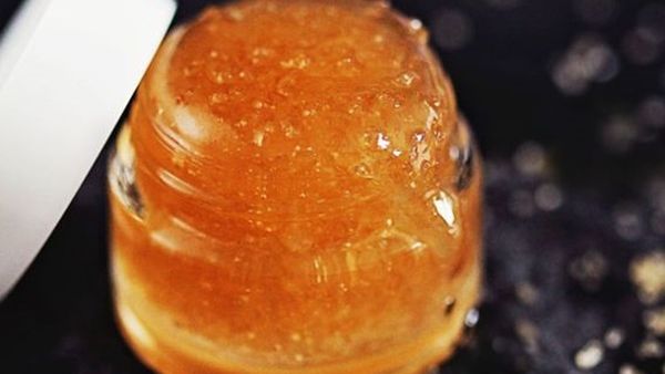 مقشر العسل وزيت اللوز