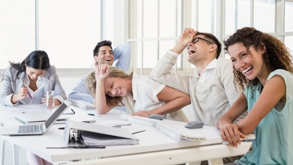  الضحك أفضل طريقة للتخلص من ضغوط العمل