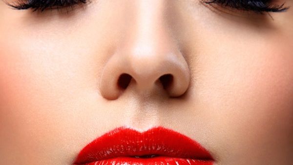 استخدمي مقشر الشفاه الطبيعي أسبوعيا لإزالة الجلد الميت
